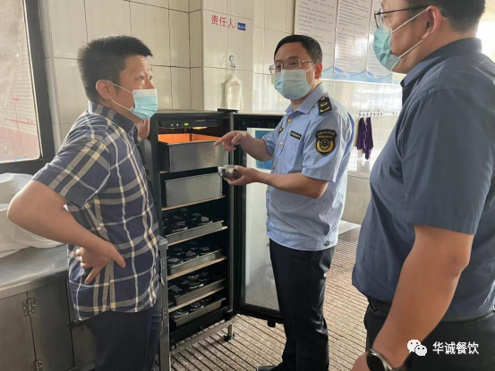 市餐飲安全監(jiān)督所來夢(mèng)溪校區(qū)檢查指導(dǎo)工作